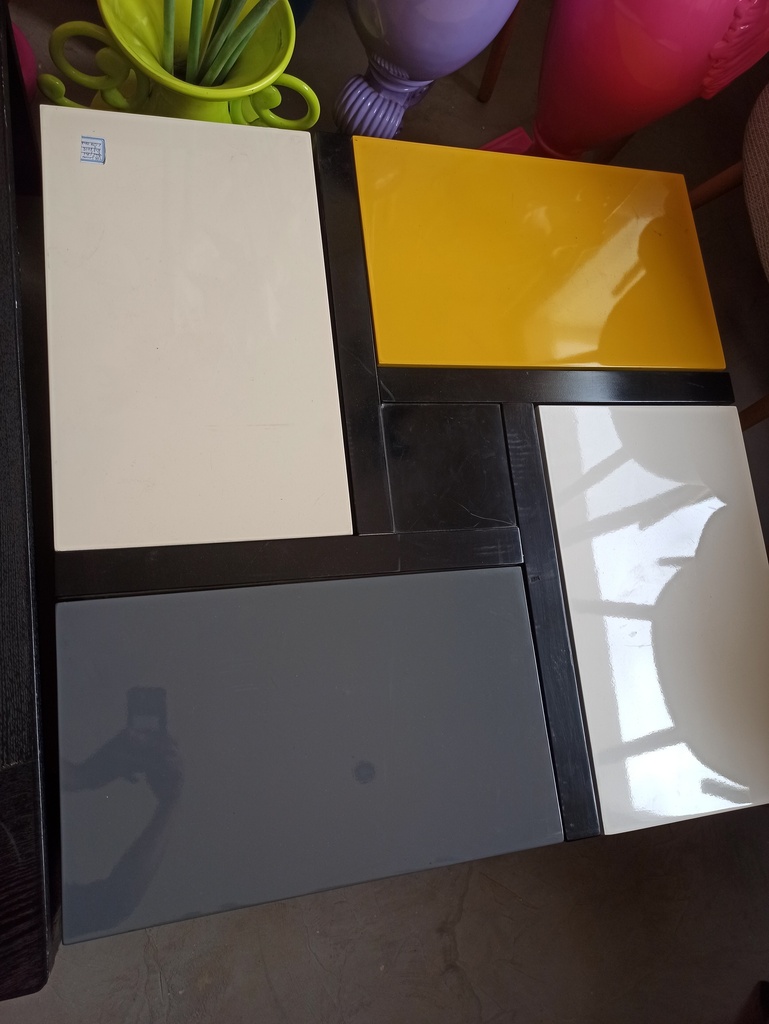 Table basse jaune/gris/bleu