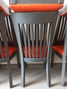 Salle à manger gris avec chaise orange